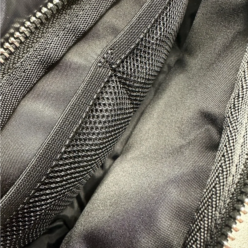 lululemon Everywhere Wunder Puff Crossbody Bag 2L – Black - Picture 6 of 10